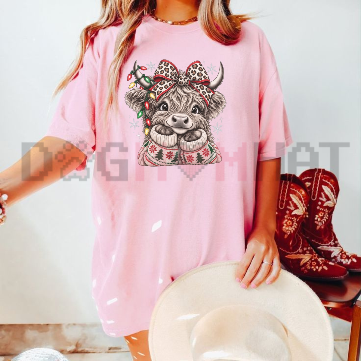 Highland Holly Tee – Cute Christmas Highland Cow Leopard Bow Graphic Shirt