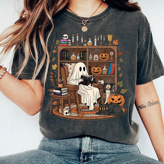 Retro Cozy Ghost Reading T-Shirt - Fall Library & Bookish Spooky Apparel