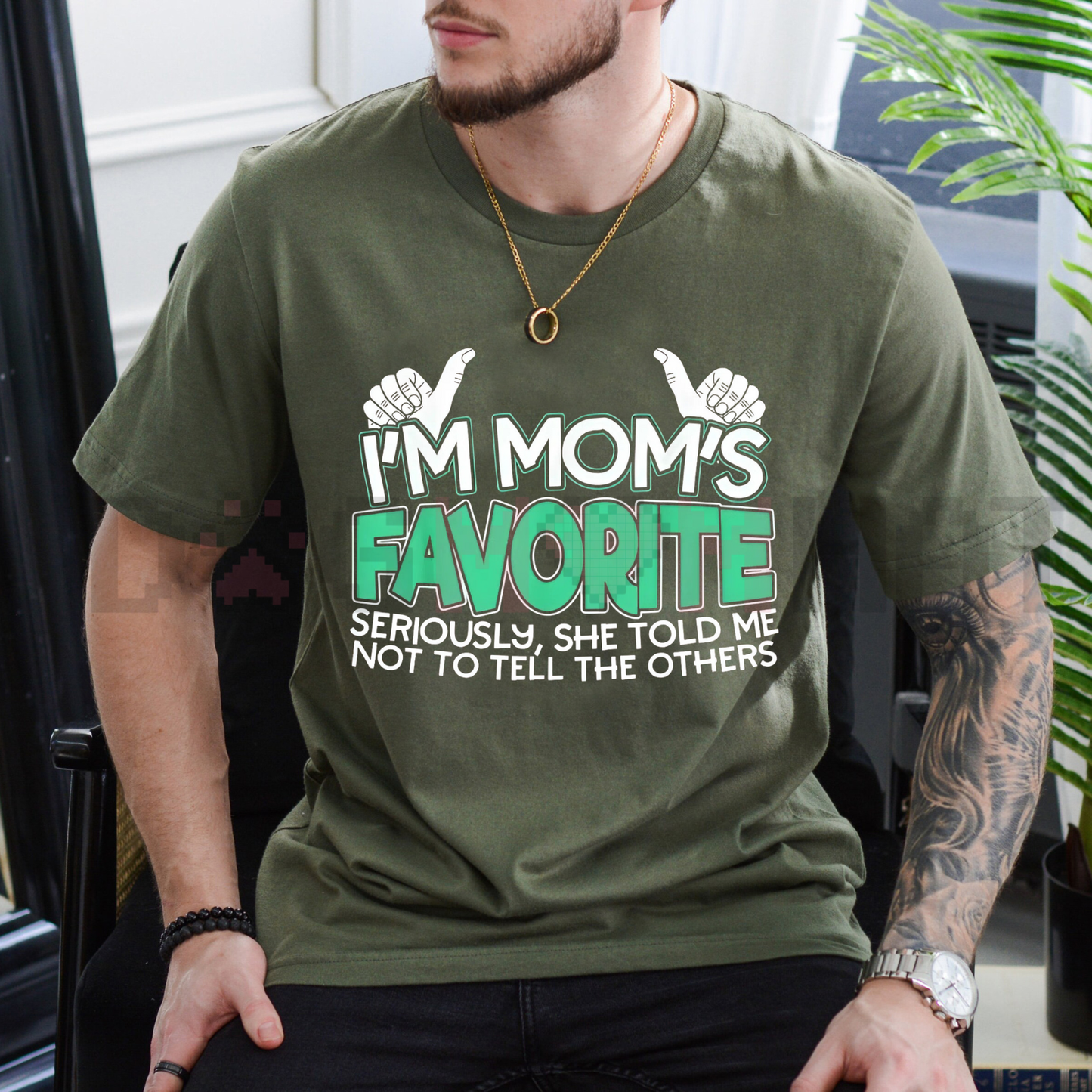 "I'm Mom's Favorite" Slogan Tee – Sibling Rivalry Humor Gift for Son or Daughter