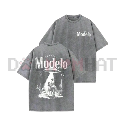 Modelo UFO Cowboy Graphic Tee
