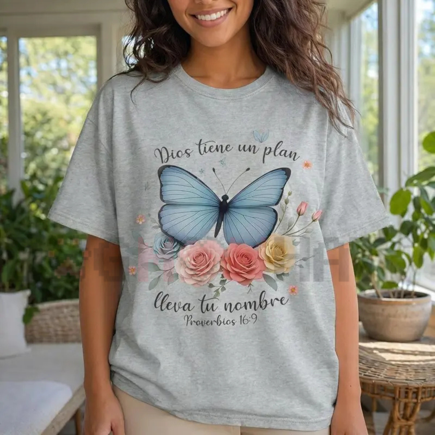 Faith Over Fear Butterfly Graphic Tee - Spanish Christian "God Has A Plan" Shirt