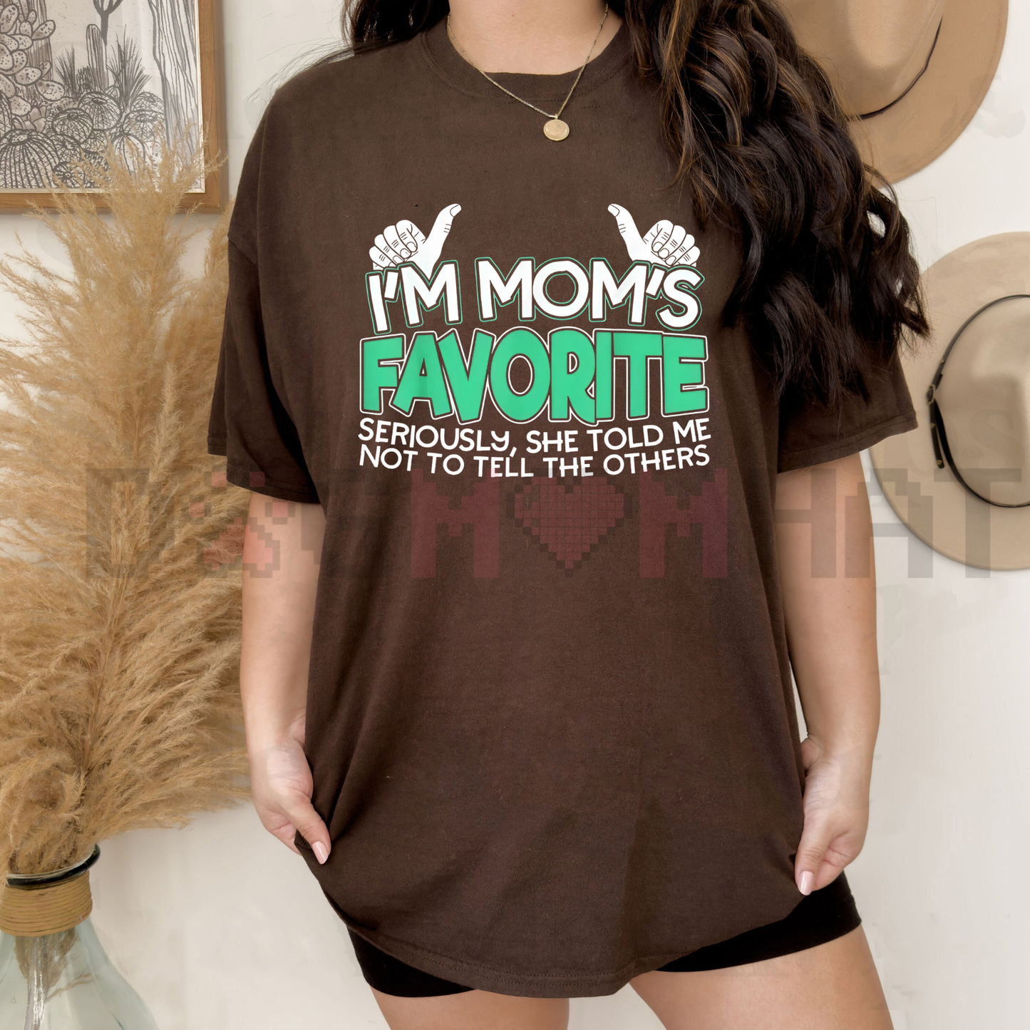 "I'm Mom's Favorite" Slogan Tee – Sibling Rivalry Humor Gift for Son or Daughter