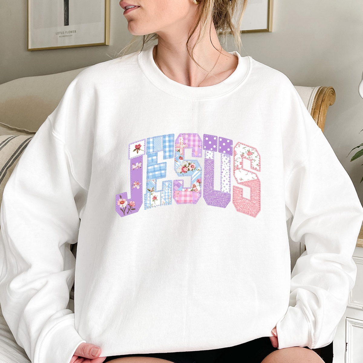 Parke Horizon Sweatshirt – Retro "Jesus Is The Light" Pastel Purple Graphic Crewneck