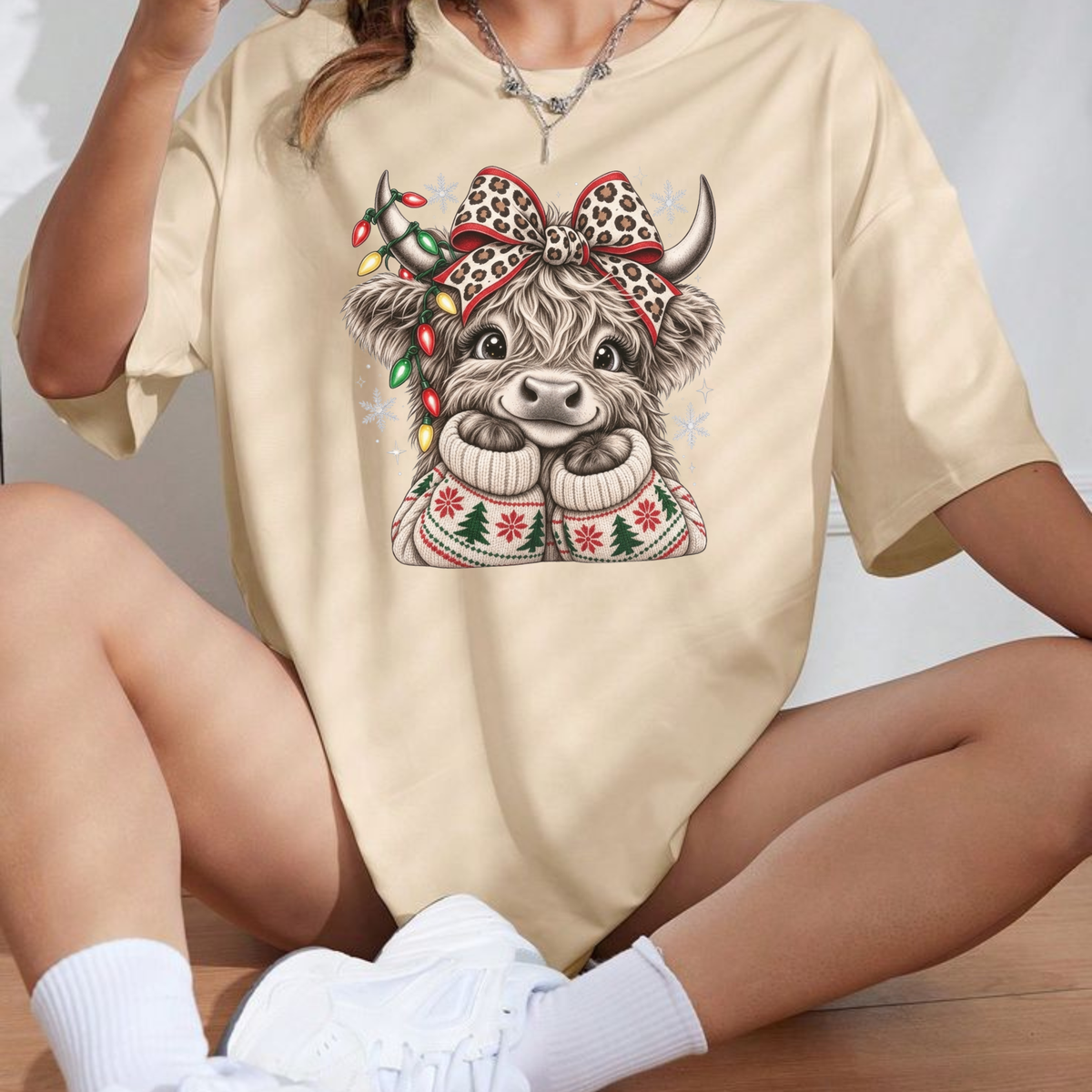 Highland Holly Tee – Cute Christmas Highland Cow Leopard Bow Graphic Shirt