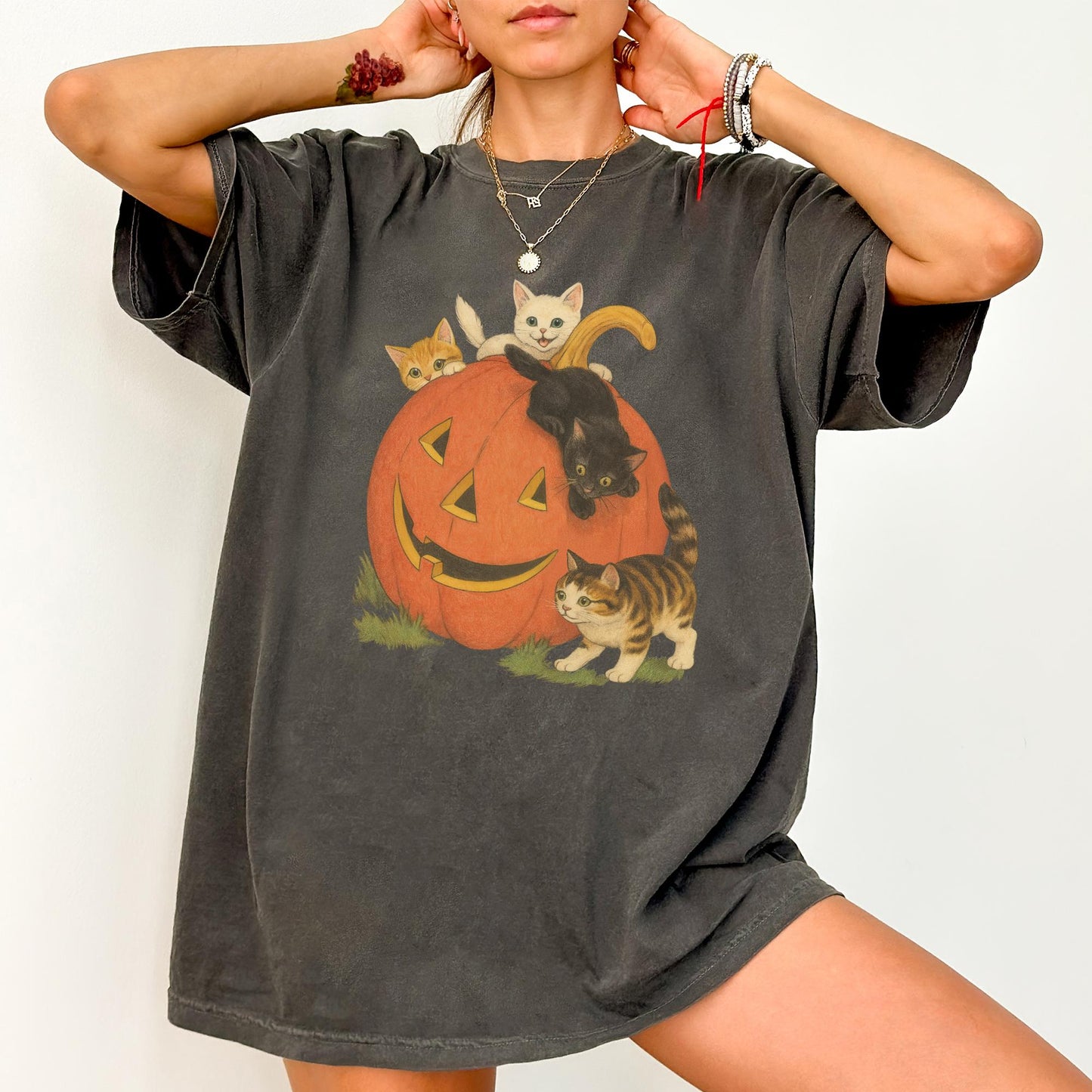 ChicCotton Vintage 90s Cat Halloween Comfort Colors Shirt