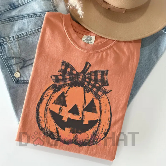 Comfort Colors® Jack o' Lantern Shirt – Preppy Coquette Halloween T-Shirt, Women's Pumpkin Bow Tee - DOGMOMHAT 